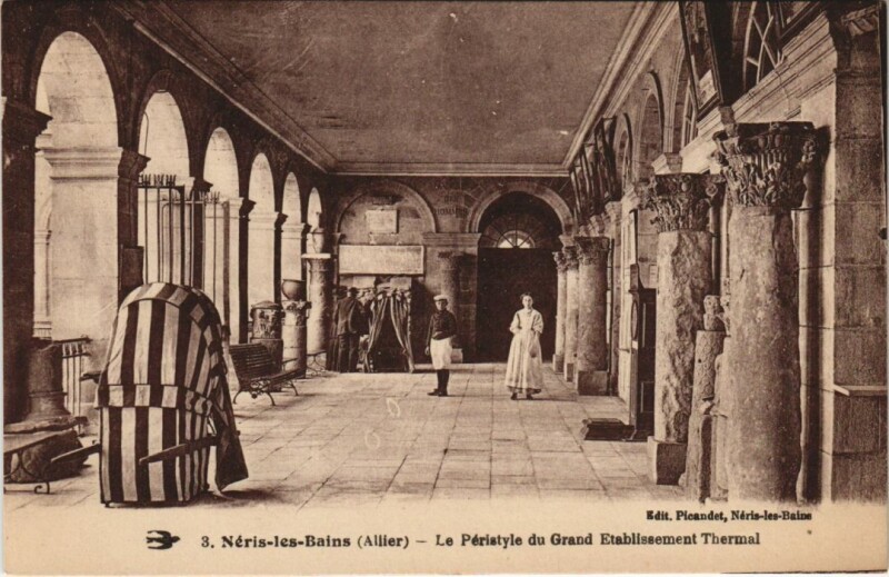Carte postale ancienne Neris-les-Bains - Le Péristyle du Grand Etablissement Thermal à Néris-les-Bains