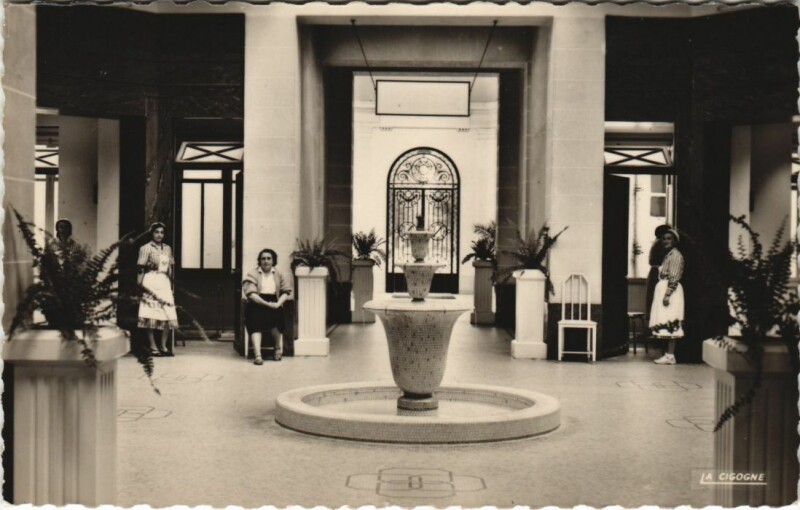 Carte postale ancienne Neris les Bains Etablissement Thermal ,Le Hall