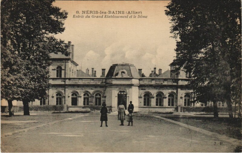 Carte postale ancienne Neris les Bains Entree du Grand Etablissement et le Dome