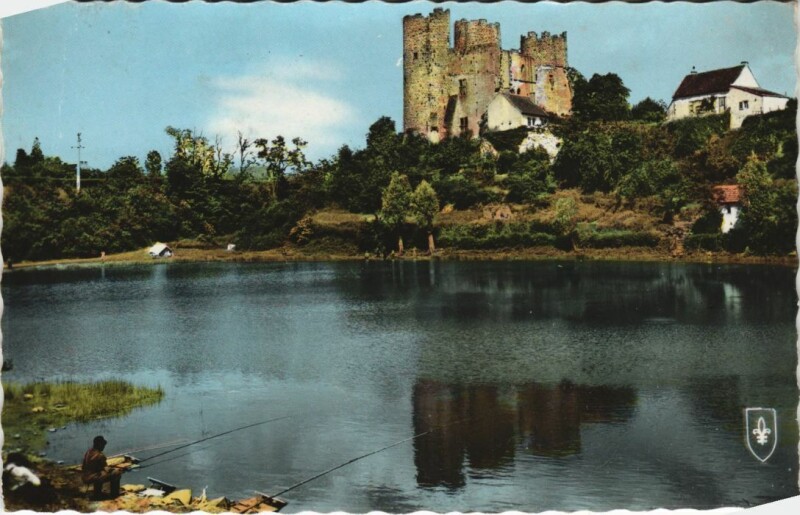 Carte postale ancienne Bourbon-l'Archambault Etang et les Ruines du Chateau à Bourbon-l'Archambault