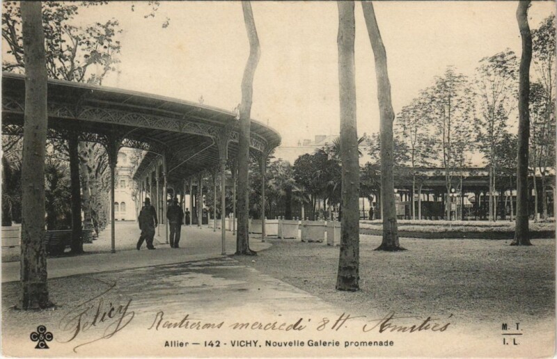 Carte postale ancienne Vichy Nouvelle Galerie promenade à Vichy