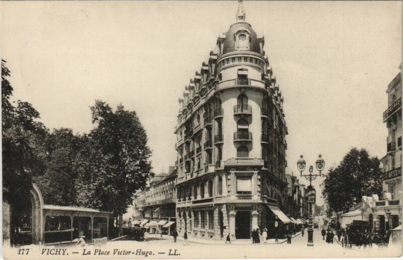 Carte postale ancienne Vichy Place Victor Hugo à Vichy