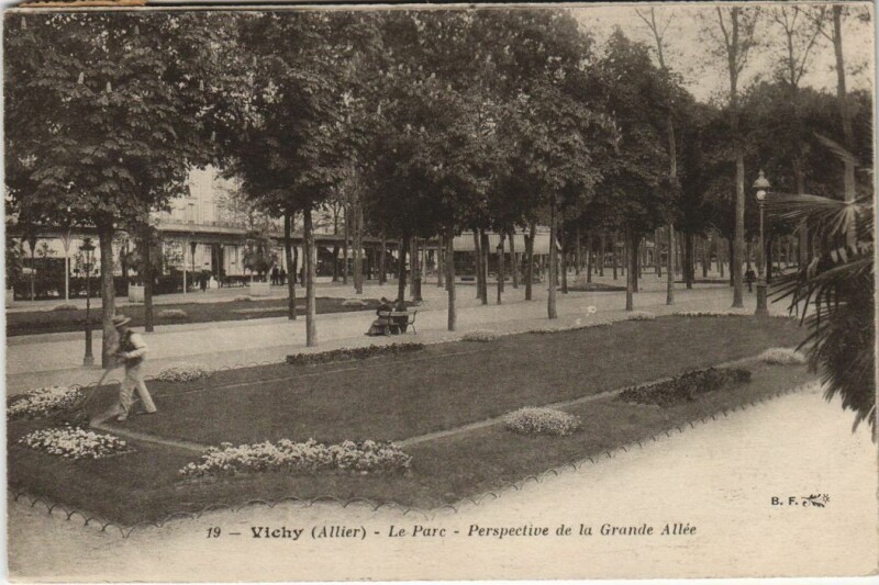 Carte postale ancienne Vichy Le Parc,Perspective de la Grande Allee à Vichy