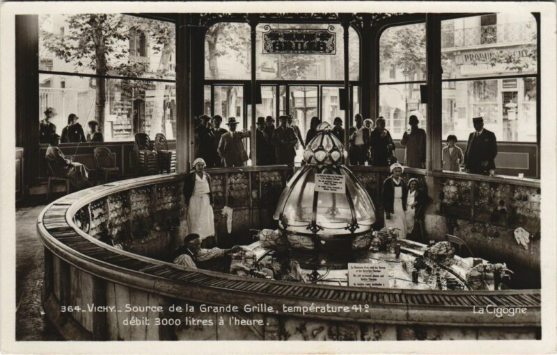 Carte postale ancienne Vichy Source de la Grande Grille à Vichy