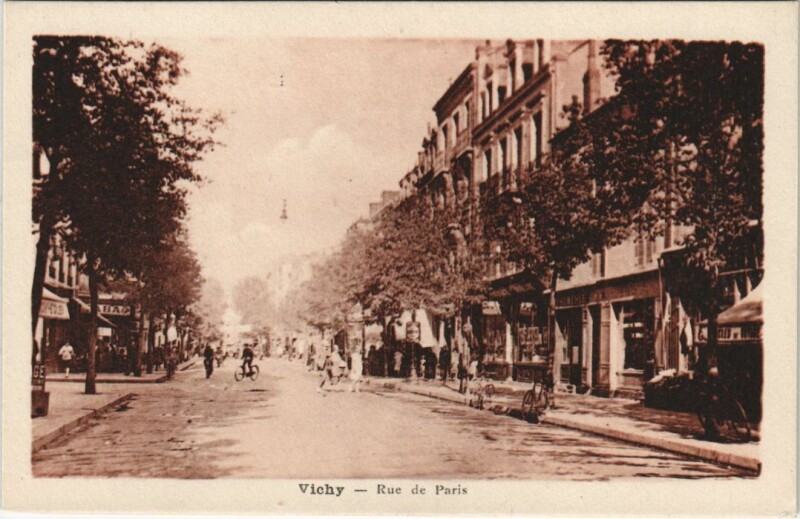 Carte postale ancienne Vichy Rue de Paris à Vichy