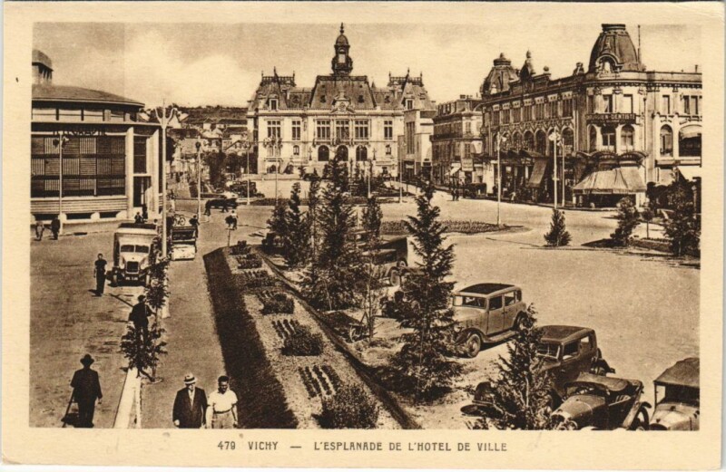 Carte postale ancienne Vichy Esplanade de l'Hotel de Ville à Vichy