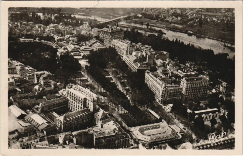 Carte postale ancienne Vichy Le Parc du Casino et les Hotels à Vichy
