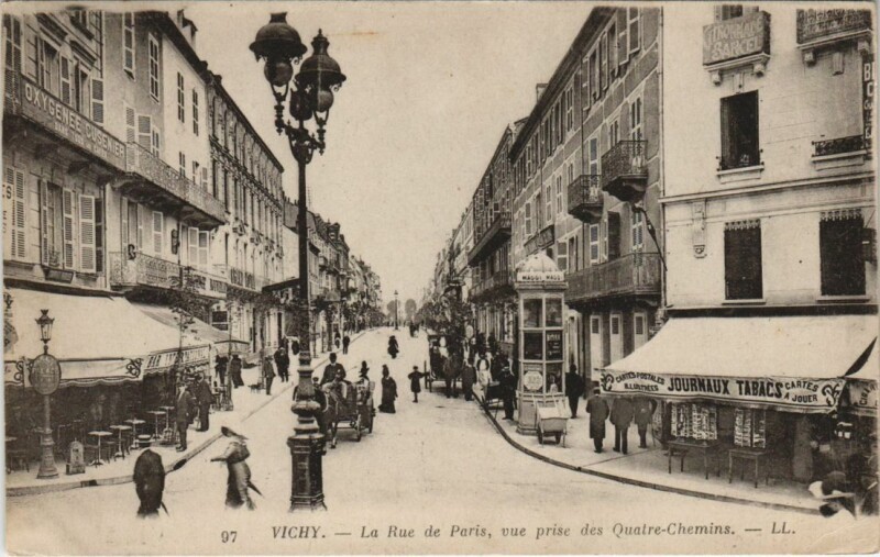 Carte postale ancienne Vichy Rue de Paris à Vichy