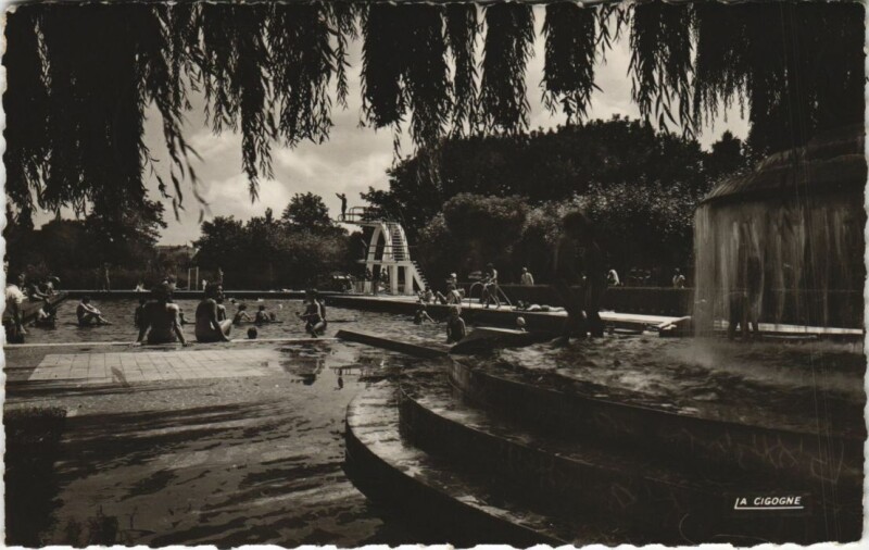 Carte postale ancienne Vichy La piscine du Sporting Club à Vichy