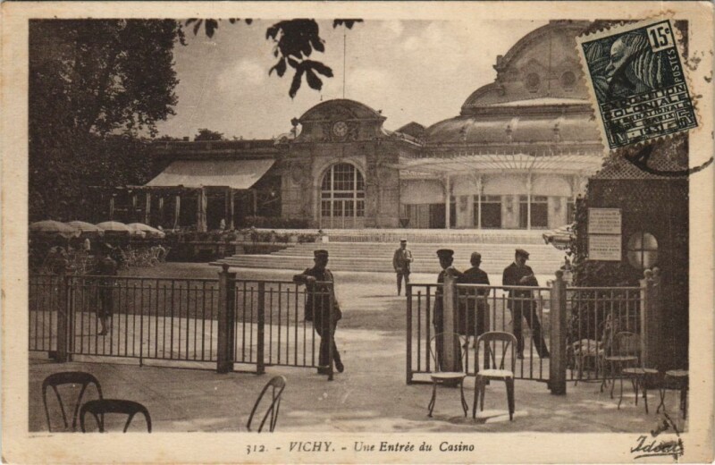 Carte postale ancienne Vichy Une entree du Casino à Vichy