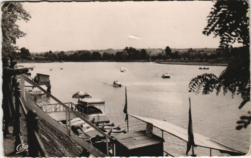 Carte postale ancienne Vichy Les Bords de l'Allier à Vichy