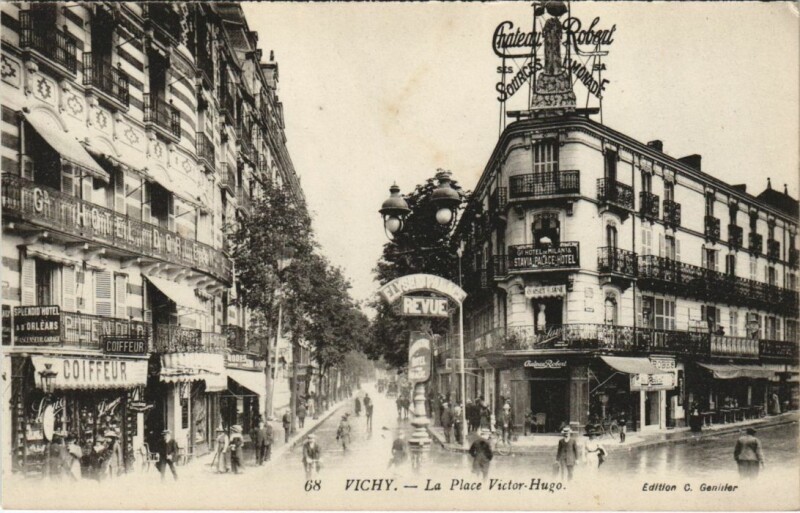 Carte postale ancienne Vichy Place Victor Hugo à Vichy