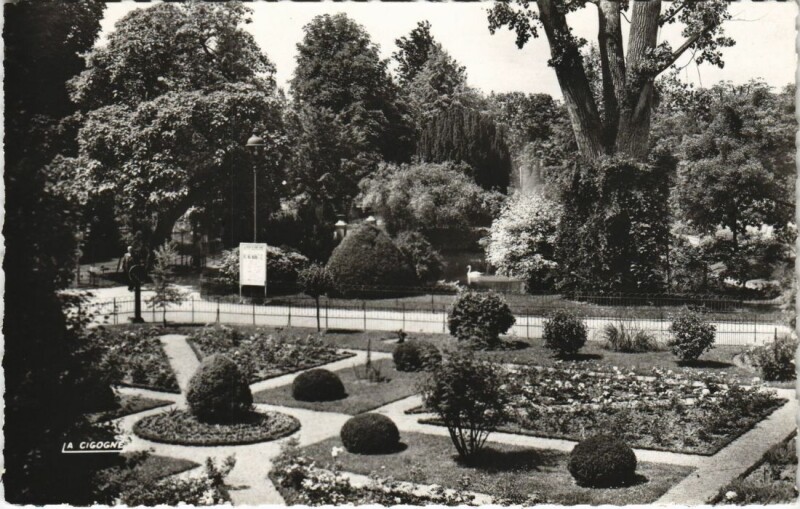 Carte postale ancienne Vichy Le Parc des Cygnes, Jardin a la Francaise à Vichy