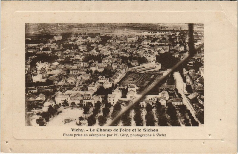 Carte postale ancienne Vichy Le Champ de Foire et le Sichon à Vichy