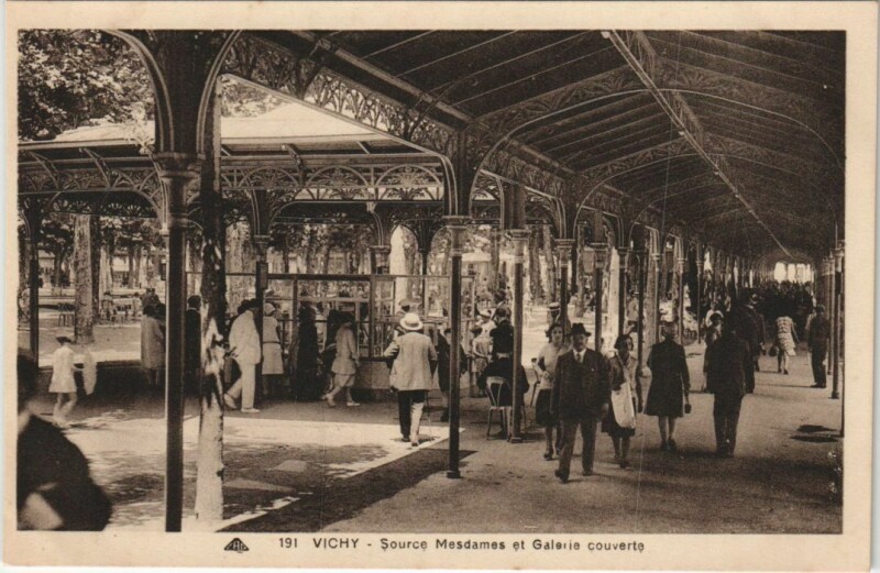 Carte postale ancienne Vichy Source Mesdames et Galerie couverte à Vichy