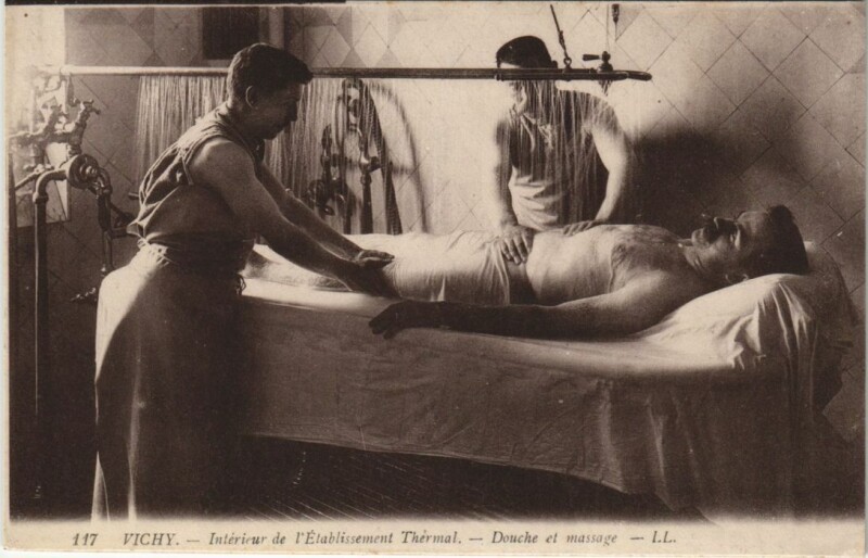 Carte postale ancienne Vichy Etablissement Thermal ,Douche et massage à Vichy