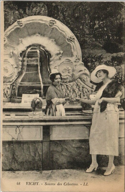 Carte postale ancienne Vichy Source des Celestins à Vichy