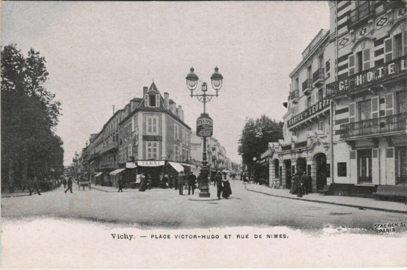 Carte postale ancienne Vichy Place Victor Hugo et Rue de Nimes à Vichy