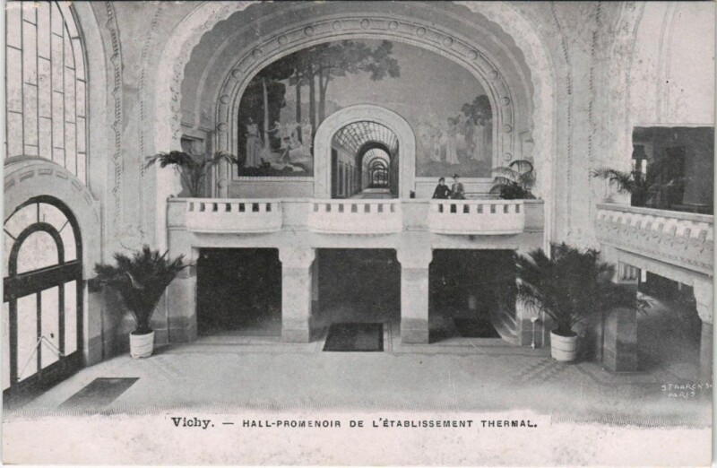 Carte postale ancienne Vichy Hall Promenoir de l'Etablissement Thermal à Vichy