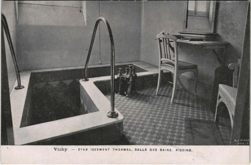 Carte postale ancienne Vichy Etablissement Thermal ,Salle des Bains, Piscine à Vichy