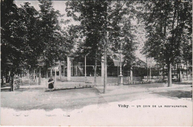 Carte postale ancienne Vichy Un coin de la Restauration à Vichy