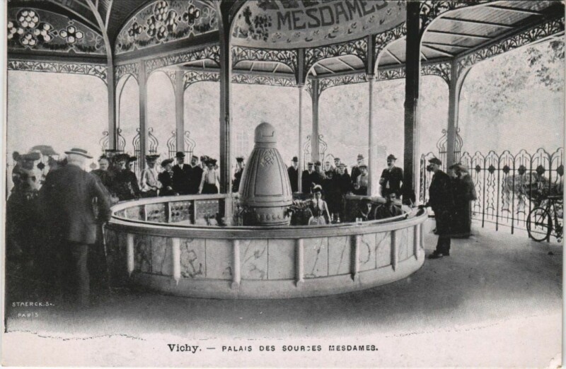 Carte postale ancienne Vichy Palais des Sources Madames à Vichy