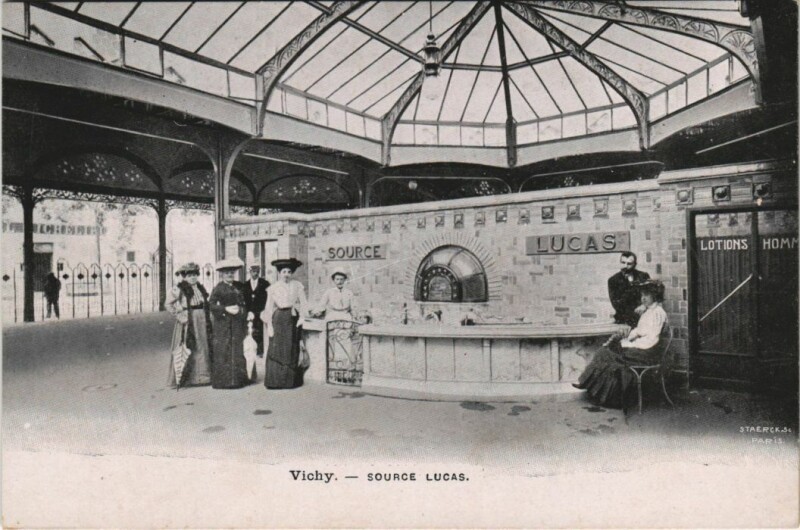 Carte postale ancienne Vichy Source Lucas à Vichy
