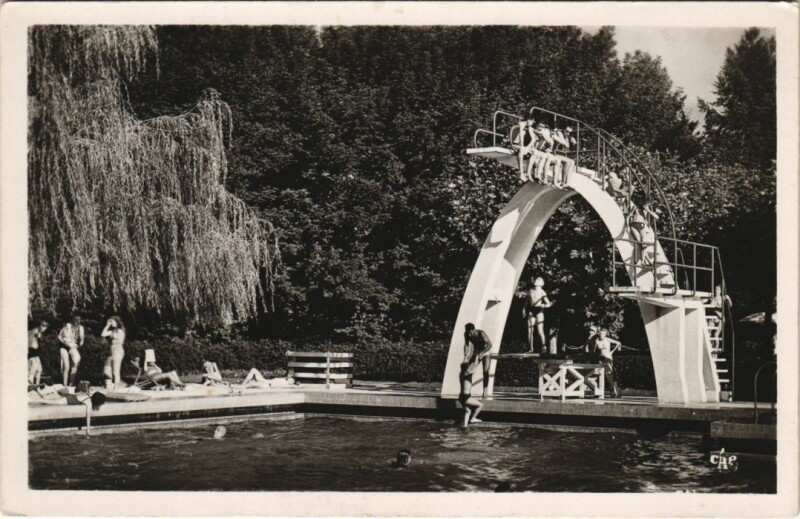 Carte postale ancienne Vichy La Piscine et le Portique à Vichy