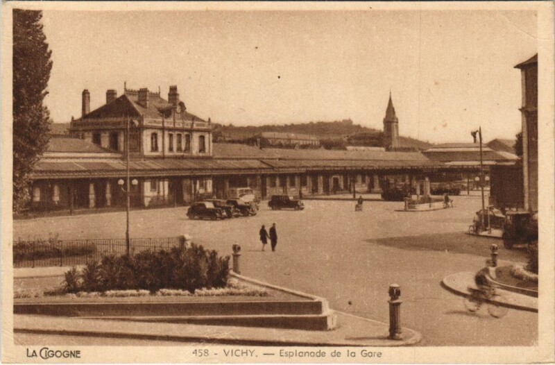 Carte postale ancienne Vichy Esplanade de la Gare à Vichy
