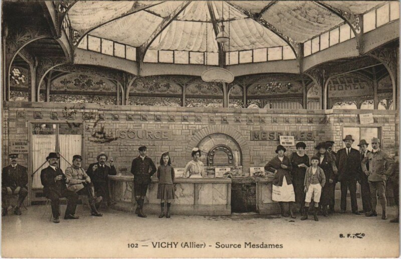 Carte postale ancienne Vichy Source Mesdames à Vichy