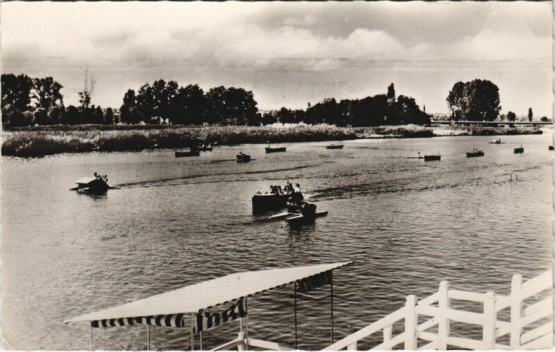 Carte postale ancienne Vichy Canotage sur l'Allier à Vichy