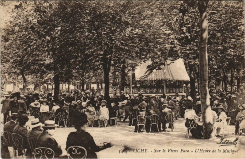 Carte postale ancienne Vichy Sur le vieux Parc, Heure de la Musique à Vichy