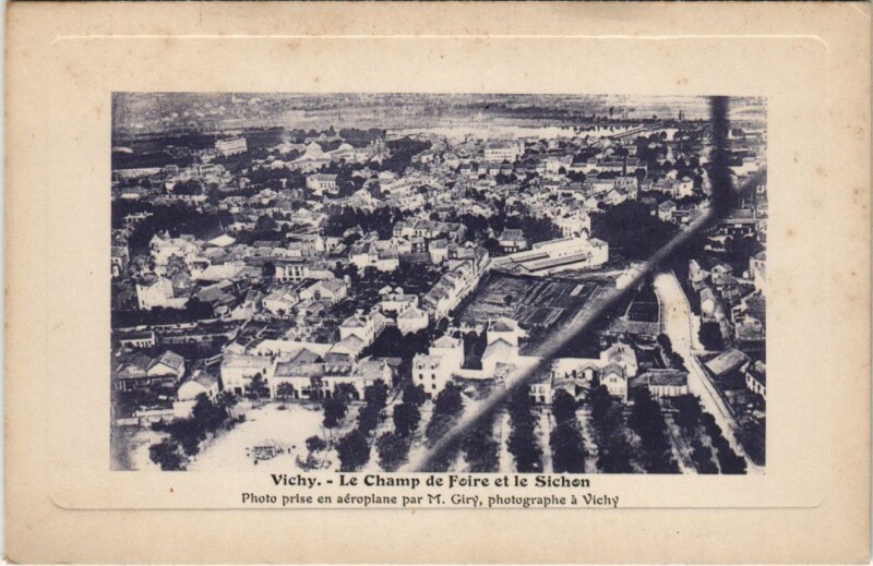 Carte postale ancienne Vichy Le Champ de Foire et le Sichon à Vichy
