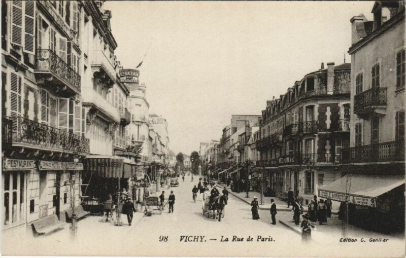 Carte postale ancienne Vichy Rue de Paris à Vichy