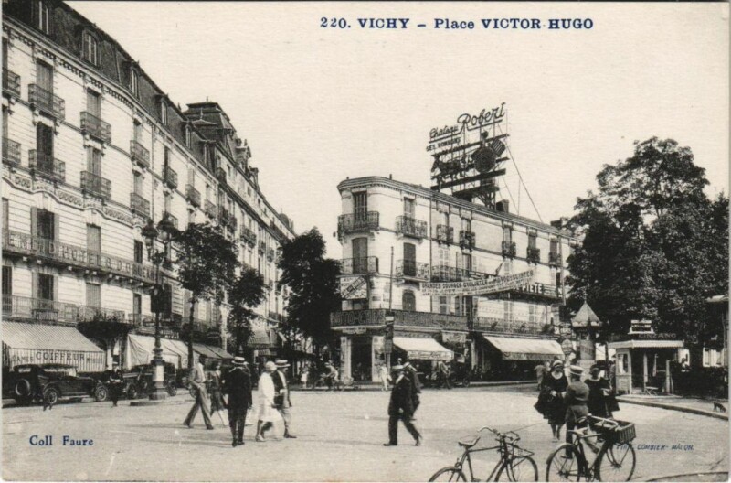 Carte postale ancienne Vichy Place Victor Hugo à Vichy