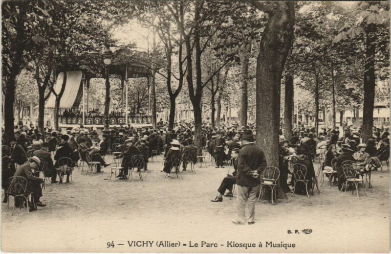 Carte postale ancienne Vichy Le Parc, Kiosque a Musique à Vichy