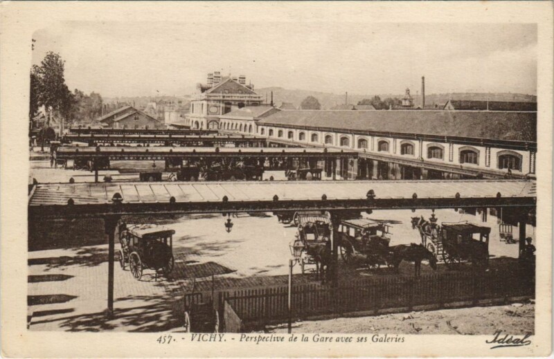 Carte postale ancienne Vichy Perspective de la Gare à Vichy