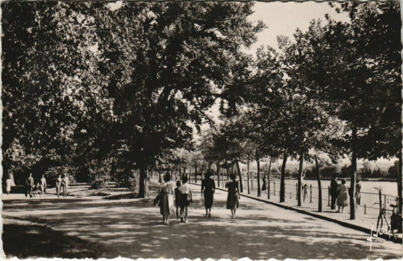 Carte postale ancienne Vichy Les Bords de l'Allier à Vichy