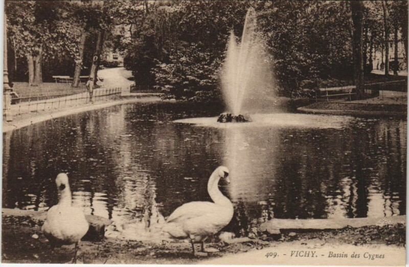 Carte postale ancienne Vichy Bassin des Cygnes à Vichy