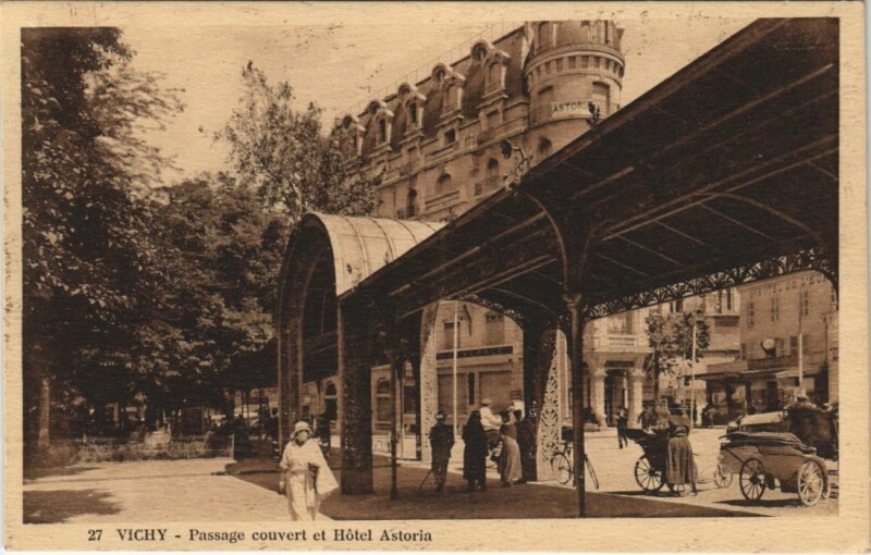 Carte postale ancienne Vichy Passage couvert et Hotel Astoria à Vichy