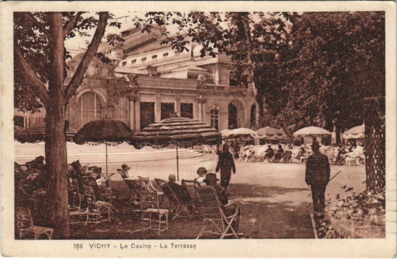 Carte postale ancienne Vichy Le Casino ,La Terrasse à Vichy