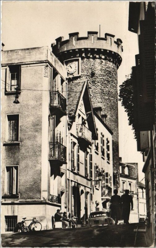 Carte postale ancienne Vichy Tour de l'Horloge à Vichy