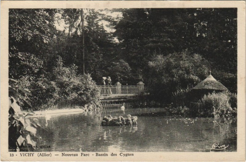 Carte postale ancienne Vichy Nouveau Parc, Bassin des Cygnes à Vichy