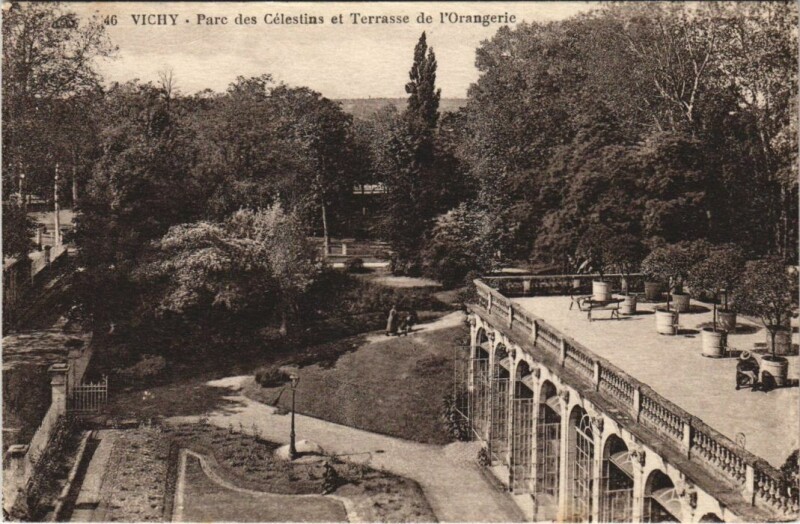 Carte postale ancienne Vichy Parc des Celestins et terrasse de l'Orangerie à Vichy