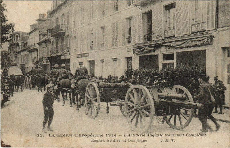 Carte postale ancienne Compiegne L'Artillerie Anglaise Traversant Compiegne