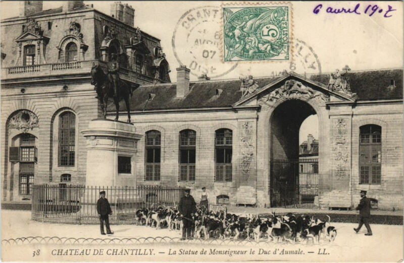 Carte postale ancienne Chantilly Chateau de Chantilly - Hounds - Statue à Antilly