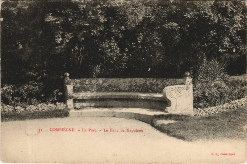 Carte postale ancienne Compiegne Le Parc - Le Banc de Napoleon