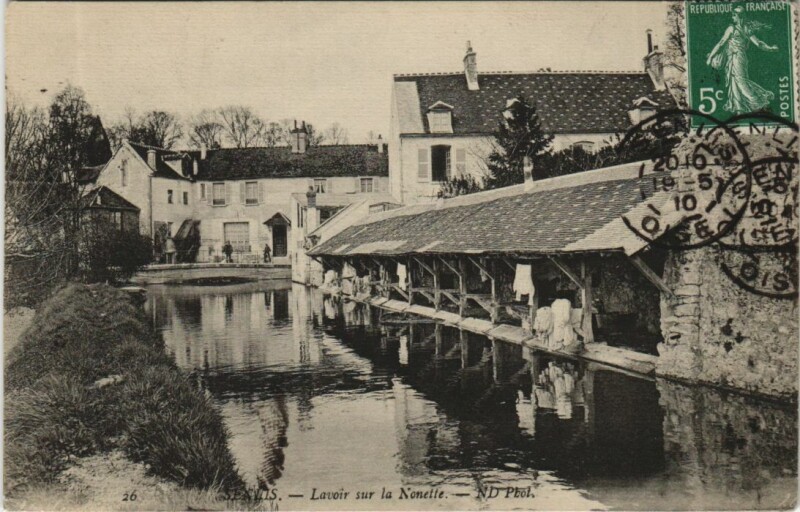 Carte postale ancienne Senlis Lavoir sur la Nonette à Senlis