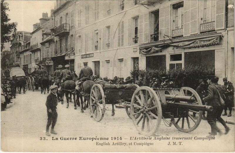 Carte postale ancienne Compiegne L'Artillerie Anglaise Traversant Compiegne