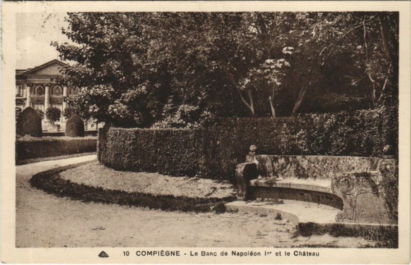 Carte postale ancienne Compiegne Le Banc de Napoleon Ier et le Chateau